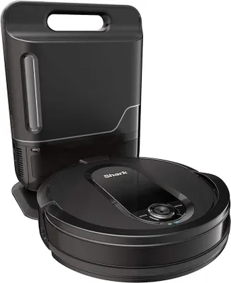A black Shark robot vacuum cleaner and its charging station are shown against a white background.
