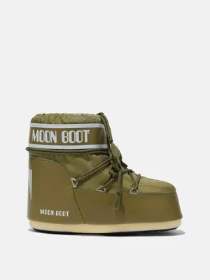 Obrázek produktu pro Kupte si model Moon Boot Icon Low Khaki v obchodě Kicksshop. Kultovní zelené uniové sněhové boty s hřejivým designem a pohodlným střihem.