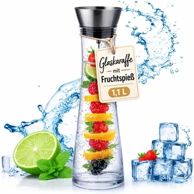 Produktbild von Glaskaraffe 1,1L mit Fruchtspieß Infuser – Wasserkaraffe aus Glas mit Edelstahl Deckel für Wasser, Eistee, Saft, Milch, Wein & Detox Drinks