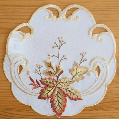Produktbild von Deckchen Blätter bunt Herbstlaub Stick Ø 20 cm beige