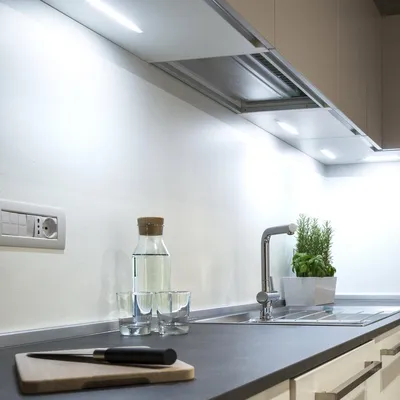 Produktbild von Dekorative Vinyl-Klebefolie auf Meterware – Waschbarer, wasserfester Aufkleber für Küchenwände und Möbel – 60 cm x 50 m – Weiß