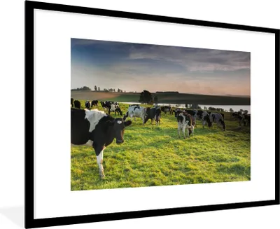 Produktbild von MuchoWow® Gerahmtes Poster Kuh - Gras - Sonnenuntergang 90x60 cm - Poster mit Schwarzem Bilderrahmen Wandposter Rahmen Foto Bilder - Wanddekoration - Fotos