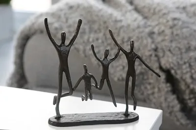 Produktbild von Casablanca Design Skulptur Jumping Gußeisen brüniert 22 cm Familie Freude Figur Deko