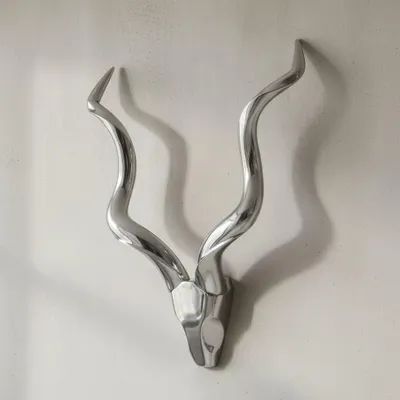 Produktbild von Wanddekoration Hirschgeweih in Silber, modernes Design, aus poliertem Aluminium, handgefertigt und einzigartig. 80x10x110 cm | Kadima Design