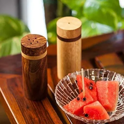 Image de Ensemble d'épices en bois pour la cuisine, comprenant des pots à sel et à poivre