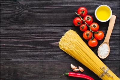 Produktbild von Wallario Poster - Italienisches Menü mit Spaghetti, Tomaten, Salz und Chilischoten, Kunstdruck Größe: 61 x 91,50 cm