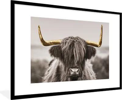 Produktbild von MuchoWow® Gerahmtes Poster Schottischer Highlander - Gold - Schwarz - Weiß 90x60 cm - Poster mit Schwarzem Bilderrahmen Wandposter Rahmen Foto Bilder - Wanddekoration - Fotos