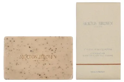 Image de Molton Brown, Gommage corporel à l'extrait de poivre noir, format galette
