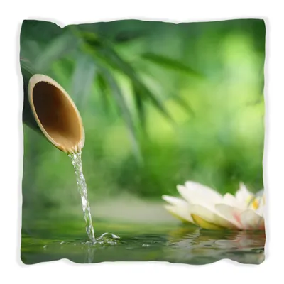 Produktbild von Wallario Premium Kissen, weiche Oberfläche, mit Motiv Seerosen und Bambus auf dem Wasser, Größe: 40 x 40 cm, mit weißer Rückseite