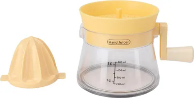 Imagen del producto de Exprimidor manual portátil y compacto para cítricos. Extractor rotatorio para uso doméstico, ideal para limones, naranjas y otras frutas. Color: amarillo