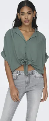 Productafbeelding van Korte blouse, model "Práškovčic", met detail van een knoop. Maat: L