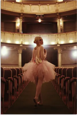 Produktbild von MuchoWow® Poster Ballerina mit rosa Tutu in einem Theater 20x30 cm - Papierdruck