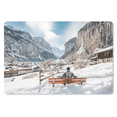 Produktbild von MuchoWow® Schreibtischunterlage Mann auf einer Bank im Winter in der Schweiz 60x40 cm - XXL Mauspad - Großes Mauspad