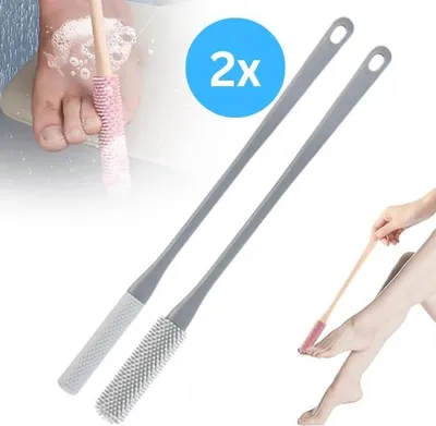 Produktbild von 2 balenia silikónových kefiek na čistenie chodidiel a prstov s dlhou rukoväťou, ideálne pre seniorov, sivé - NOGETKA