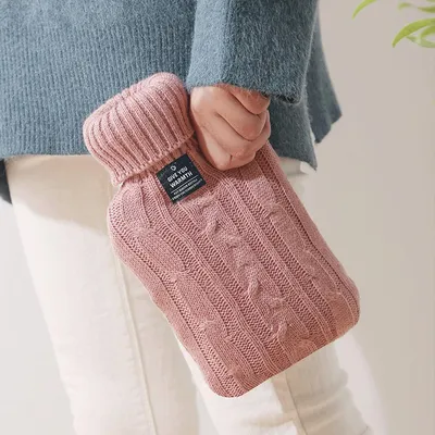 Produktbild von Wärmflasche mit weichem Strickbezug Auslaufsichere Wärmeflasche Bettflasche zur Schmerzlinderung aus Naturkautschuk für Kinder 2000ml Rosa