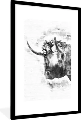 Produktbild von MuchoWow® Gerahmtes Poster Schottischer Highlander auf einem Hintergrund von Zeitungen - schwarz und weiß 60x90 cm - Poster mit Schwarzem Bilderrahmen Wandposter Rahmen Foto Bilder - Dekoration - Wandposter Wohnzimmer - Hochwertig