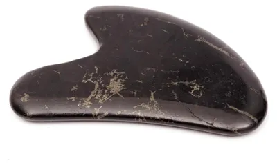 Produktbild von Gua Sha Stein aus Schungit - Massageroller für das Gesicht - Behandlung von Augenschwellungen und Hautstraffung