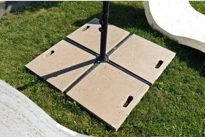 Produktbild von Beton Schirmständerplatte Travertin Creme de Provence mit Griff 50 cm x 50 cm x 5 cm