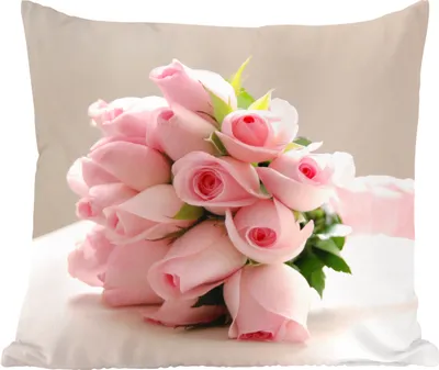 Produktbild von MuchoWow® Zierkissen Sofakissen Wohnzimmer Dekokissen 60x60 cm Ein Blumenstrauß aus rosa Rosen auf einem weißen Tisch - Sitzfläche - Foto Polster