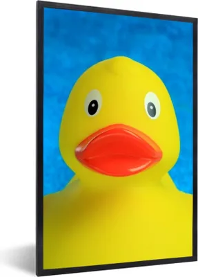 Produktbild von MuchoWow® Gerahmtes Poster Gummi-Ente - Gelb - Blau 40x60 cm - Poster mit Schwarzem Bilderrahmen Wandposter Rahmen Foto Bilder - Papierdruck - Wandbilder