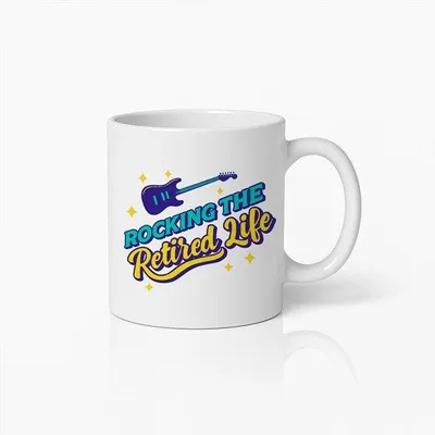 Produktbild von Tasse „Rocking the Retired Life" – lustiges Geschenk zum Ruhestand für Rentner und Musikfans, Keramik 330 ml, Gitarre