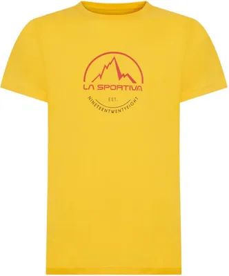 Gelbes T-Shirt mit dem Logo von La Sportiva; das einen Berg und den Schriftzug "EST." zeigt.