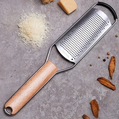 Immagine prodotto di Grattugia per formaggio in acciaio inossidabile con manico in legno, piccola