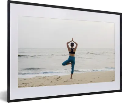 Produktbild von MuchoWow® Gerahmtes Poster Eine Frau am Strand macht Yoga 60x40 cm - Poster mit Schwarzem Bilderrahmen Wandposter Rahmen Foto Bilder - Schlafzimmer - Plakat in Rahmen - Drucken