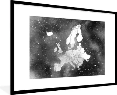 Produktbild von MuchoWow® Gerahmtes Poster Europa-Karte auf Galaxie Hintergrund in Aquarell - schwarz und weiß 90x60 cm - Poster mit Schwarzem Bilderrahmen Wandposter Rahmen Foto Bilder - Wanddekoration - Fotos