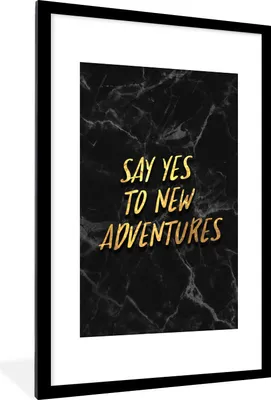 Produktbild von MuchoWow® Gerahmtes Poster Zitate - Abenteuer - Gold - Schwarz 60x90 cm - Poster mit Schwarzem Bilderrahmen Wandposter Rahmen Foto Bilder - Dekoration - Wandposter Wohnzimmer - Hochwertig