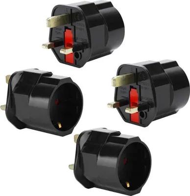 Produktbild von Intirilife 4x Steckdosen Adapter in SCHWARZ – 4er Set UK Typ G auf EU Schuko Steckdosen Stromadapter Reisestecker für z.B. UK, Irland, Singapur, Malaysia – Typ G Reiseadapter Netzstecker Converter