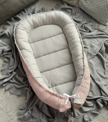 Produktbild von Waffelpique ROSA / Mini PUNKTE Grau Babynestchen Unterlage SOLO Babynest Wicleklunterlage Reisebett Babydecke Babyausstattung 2 Seitig Geschenk