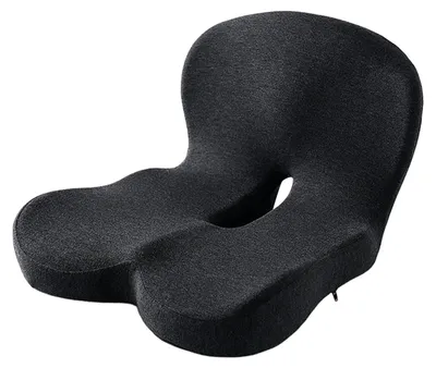Dunkelgraues ergonomisches Sitzkissen mit konturierter Form und Ausschnitt zur Steißbeinentlastung, schräg betrachtet