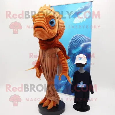 Produktbild von Rostfarbener REDBROKOLY Betta-Fisch Maskottchen Kostüm charakter bekleidet mit einem langärmligen T-Shirt und Schal-Clips