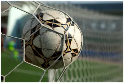 Produktbild von Wallario Premium Glasbild, freischwebende Optik, kräftige Farben, Größe 90 x 60 cm Motiv Fußball - Ball im Tor - Bolzplatz