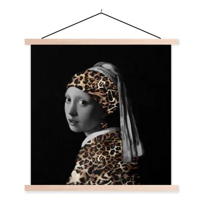 Produktbild von MuchoWow® Textilposter Das Mädchen mit dem Perlenohrring - Pantherdruck - Johannes Vermeer 40x40 cm mit holzfarbenen Rahmen - Posterleiste