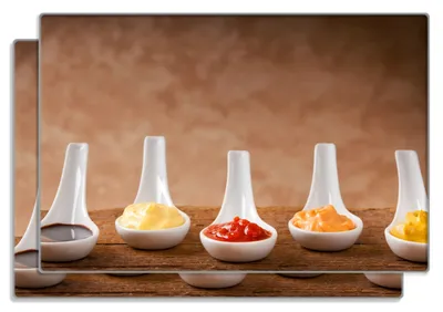 Produktbild von Wallario Frühstücksbrettchen 2er Set aus Glas, je 20 x 30 cm, mit rutschfesten Füßen, Motiv Verschieden Soßen auf Keramiklöffeln