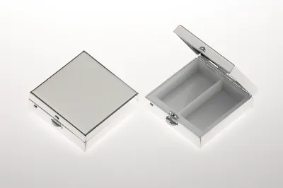 Produktbild von Pillendose 2-geteilt quadratisch glatt versilbert 3,8 x 3,8cm