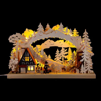 Zdjęcie produktu dla Łuk świecy Zbieracz grzybów przed leśniczówką (43x28cm) autorstwa RATAGS Holzdesign