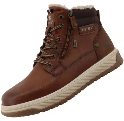 Das Bild zeigt einen braunen Stiefel aus Leder mit einer dicken Sohle und Schnürsenkeln. Der Stiefel ist von der linken Seite zu sehen.