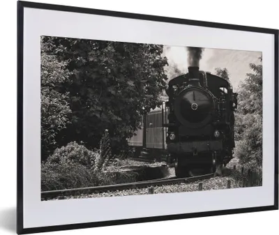 Produktbild von MuchoWow® MuchoWow® Gerahmtes Poster Schwarz-Weiß-Foto eines Dampfzuges in Italien 60x40 cm - Poster mit zchwarzem Bilderrahmen - Schlafzimmer - Plakat in Rahmen - Drucken