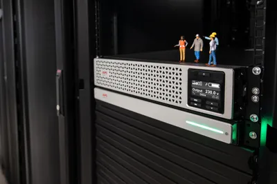 Obrázek produktu pro APC SRT3000UXI-NCLI, S dvojitou konverzí (online), 3 kVA, 2700 W, Sinus, 230 V, 230 V
