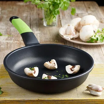 Produktbild von BRA Prior | Bratpfanne, 28 cm, Aluminiumguss mit Antihaftbeschichtung, für alle Herdarten einschließlich Induktion geeignet