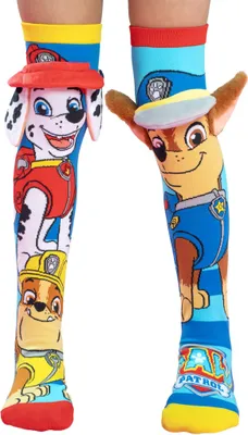 PAW-Patrol-Kniestrümpfe mit Chase und Marshall, getragen an Kinderbeinen, mit 3D-Helm- und Ohr-Applikationen aus Plüsch.