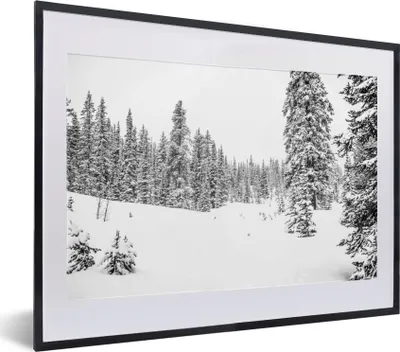 Produktbild von MuchoWow® MuchoWow® Gerahmtes Poster Bäume wachsen auf einem verschneiten Wald - schwarz und weiß 40x30 cm - Poster mit zchwarzem Bilderrahmen - Bilderrahmen - Poster im Rahmen