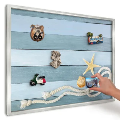 Produktbild von Magnettafel 70x50 cm in einem silbernen Rahmen - Magnetische Metalltafel, Magnetpinnwand zur Wandmontage für Wohnzimmer, Küche, Flur, Kinderzimmer und Büro - Seeklima