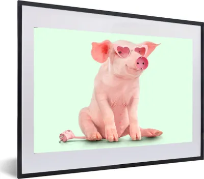 Produktbild von MuchoWow® Gerahmtes Poster Schwein - Rosa - Brille - Sockel - Tiere 60x40 cm - Poster mit Schwarzem Bilderrahmen Wandposter Rahmen Foto Bilder - Schlafzimmer - Plakat in Rahmen - Drucken
