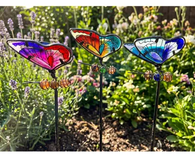 Immagine prodotto di 3 pezzi di decorazioni a forma di farfalla per giardino, in metallo colorato, altezza 50 cm