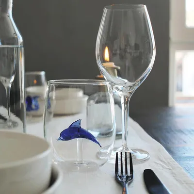 Immagine prodotto di Winkee - Bicchiero di vetro a forma di delfino, realizzato a mano | Bicchiero da bevanda in cristallo | Bicchierino per dessert con decorazione a forma di delfino in vetro | Bicchieri di alta qualità per ogni occasione | Idea regalo per compleanno, matrimonio, anniversario | Prodotto di alta qualità