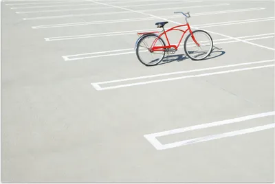 Produktbild von MuchoWow® Poster Ein geparktes rotes Fahrrad 90x60 cm - Schlafzimmer